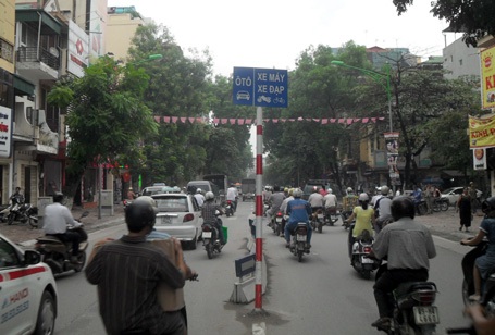 Hà Nội tiếp tục phân làn phương tiện - 1 Hà Nội đã phân làn phương tiện nhiều tuyến phố