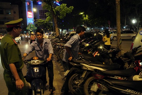 Công an Hà Nội xử lý một bãi xe vi phạm