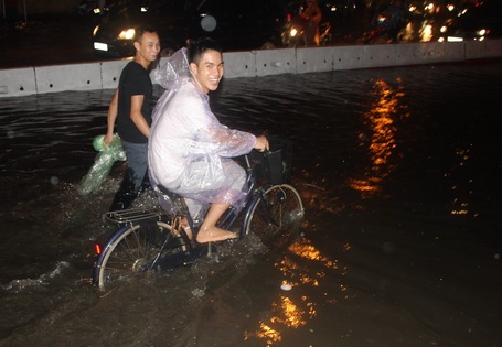 Hà Nội xây thêm trạm bơm để “giải cứu” ngập lụt nội thành - 1 Người Hà Nội bì bõm trong nước sau một trận mưa lớn