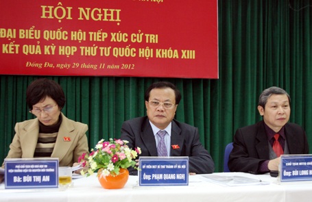 Lấy phiếu tín nhiệm, cán bộ “hết đường” né tránh, đùn đẩy - 1 Bí thư Thành ủy Hà Nội Phạm Quang Nghị (giữa) tiếp xúc cử tri quận Đống Đa