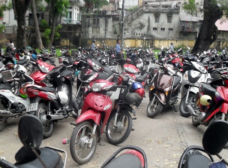 Bãi xe “lấn” công viên Thống Nhất sẽ được xây như thế nào? - 1 Một bãi đỗ xe trong công viên Thống Nhất