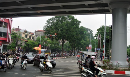 Nút giao thông ở ngã tư đường Láng - Lê Văn Lương khá thông thoáng khi thông xe cầu vượt