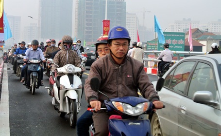 Người dân hào hứng băng qua cầu vượt