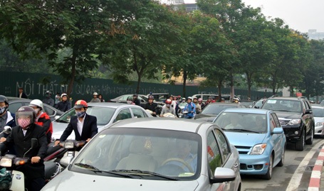 Dòng xe xếp hàng đợi lên cầu