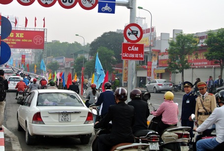 Dòng xe xếp hàng đợi lên cầu