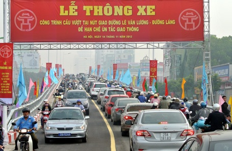 Sau 7 tháng thi công, sáng nay 14/11, Hà Nội chính thức thông xe cầu vượt Lê Văn Lương - Láng Hạ