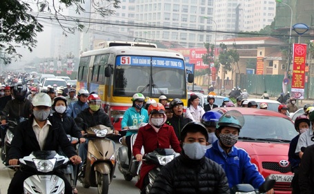 Dòng xe xếp hàng đợi lên cầu