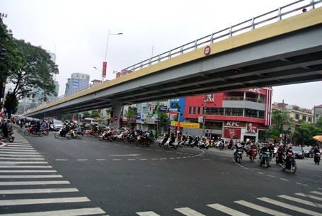 Nút giao thông ở ngã tư đường Láng - Lê Văn Lương khá thông thoáng khi thông xe cầu vượt