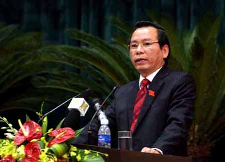 Hà Nội: “Cán bộ bảo kê sai phạm sử dụng đất sẽ bị xử lý” - 1 Phó Chủ tịch UBND Hà Nội Vũ Hồng Khanh trả lời chất vấn.