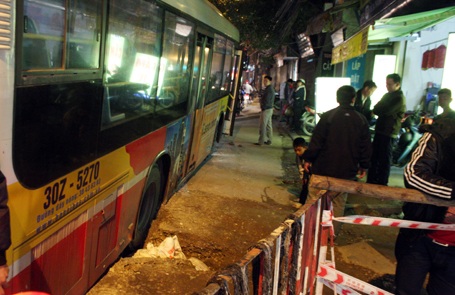 Bánh sau chiếc xe buyt thụt hẳn xuống hố tử thần