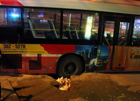 Vụ tai nạn hy hữu khiến hàng trăm hành khách trên xe lúc đó bị hoảng loạt