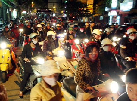 Đường đê La Thành bị ùn tắc trong nhiều giờ