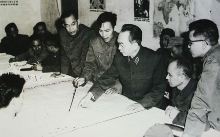 Đại tướng Võ Nguyên Giáp kiểm tra phương án
chiến đấu 12 ngày đêm của