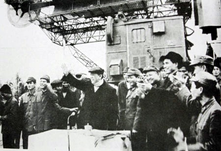 Đồng chí Lê Duẩn thăm Tiểu đoàn 77, Trung đoàn 257 sau chiến
thắng 12 ngày đêm năm 1972.