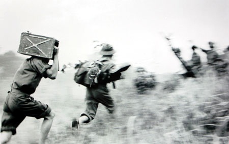 Tiếp đạn tại trận địa pháo phòng không ở Quảng Trị năm 1972.