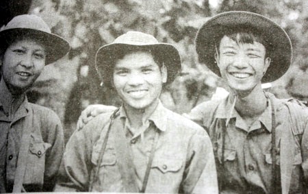 Những hố bom do Mỹ thả xuống ngã ba Đồng Lộc năm 1968.