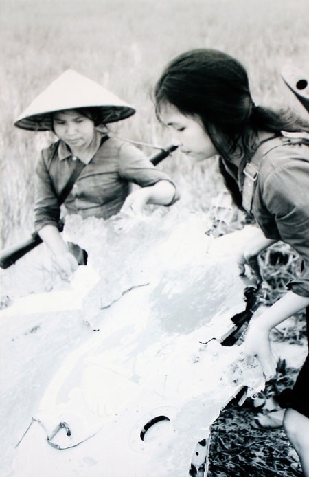 Xác máy bay F-111, chiếc thứ 4.000 của Mỹ bị bắn
rơi tại miền Bắc