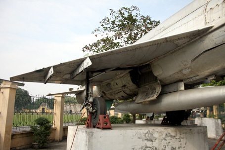 Nhanh chóng vượt qua hai tốp F4, phi công Phạm Tuân phóng hai quả tên lửa bắn rơi B52