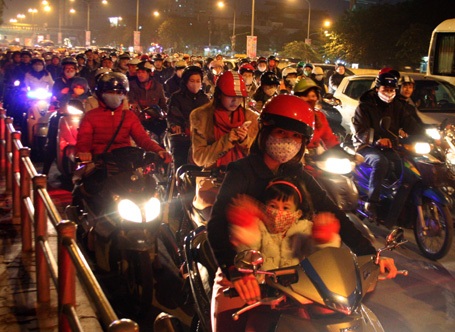 Gần 18h chiều nay, 24/12, đường Trần Khát Chân ùn tắc kéo dài