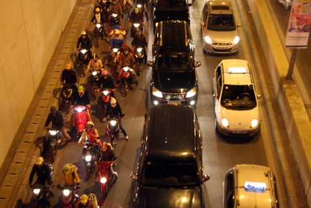 Ô tô, xe máy xếp hàng đợi đến lượt vượt hầm
