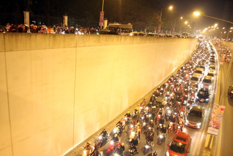 Cả bên trên lẫn bên dưới hầm rơi vào cảnh hỗn loạn