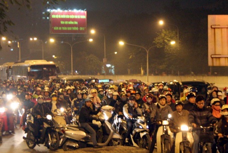 Ông gia Noel bị giam giữa dòng xe...