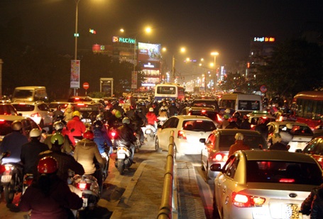 Ông gia Noel bị giam giữa dòng xe...