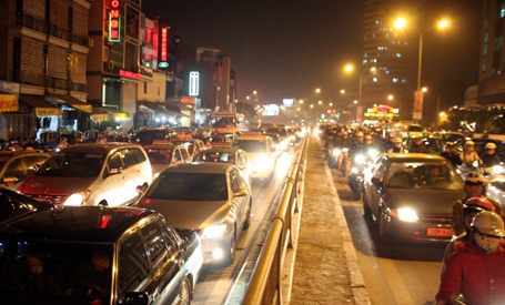 Ông gia Noel bị giam giữa dòng xe...