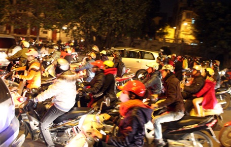 Ông gia Noel bị giam giữa dòng xe...