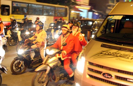 Ông gia Noel bị giam giữa dòng xe...