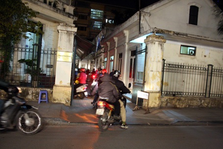 Hà Nội: Bãi trông xe “hốt bạc” trong đêm Noel - 3 Cơ quan Nhà nước tạo được niềm tin nên nhiều người vào Sở Ngoại vụ Hà Nội gửi xe