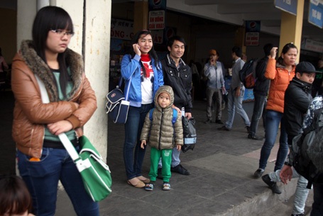 Lượng người đổ về bến đông nghịt khiến hành trình của các em càng gian nan