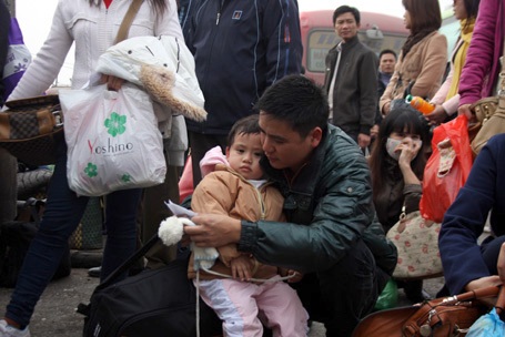 Trời rét nhưng hàng trăm em nhỏ vẫn phải ra bến xe cùng cha mẹ về quê nghỉ tết