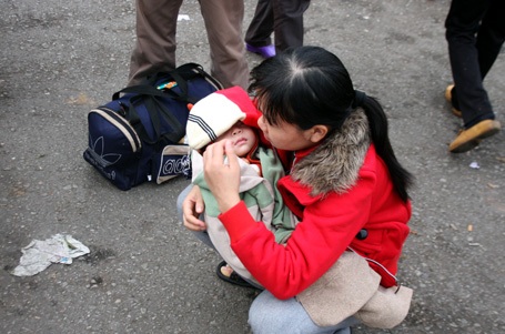 Em nhỏ tranh thủ ngủ giữa trời đông lạnh buốt