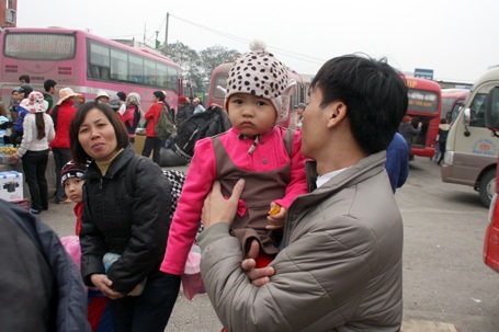 Đợi xe quá lâu, nhiều em nhỏ cũng đứng ngồi không yên