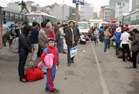 Đợi xe quá lâu, nhiều em nhỏ cũng đứng ngồi không yên