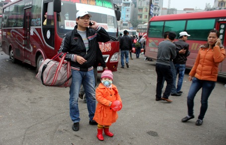 Lo cho các con, cha mẹ gọi điện giục nhà xe