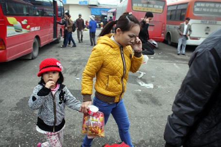 Lo cho các con, cha mẹ gọi điện giục nhà xe
