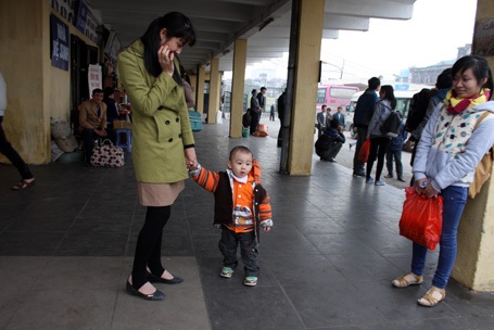 chưa biết đến khi nào được về người mẹ lo lắng cho con