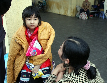 chưa biết đến khi nào được về người mẹ lo lắng cho con