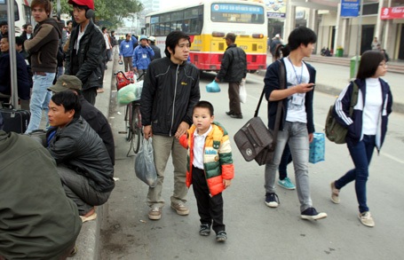 Đợi xe quá lâu, nhiều em nhỏ cũng đứng ngồi không yên