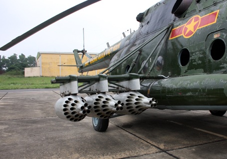 Trên đài quan sát, những chiếc trực thăng được theo dõi rất chặt.