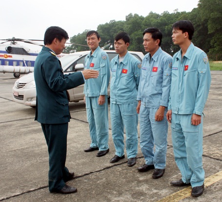 Trước khi bay, những phi công được lãnh đạo