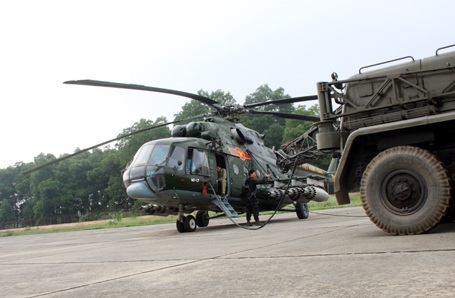 Công tác tiếp nhiên liệu cho trực thăng