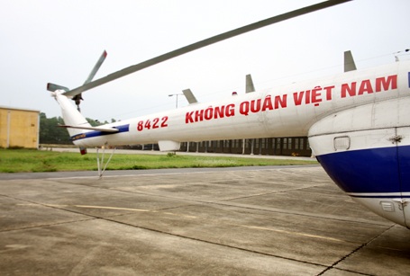 Trên đài quan sát, những chiếc trực thăng được theo dõi rất chặt.
