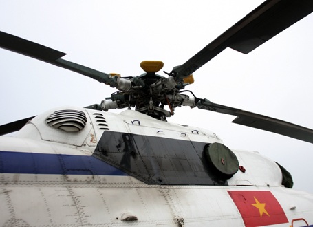 Trên đài quan sát, những chiếc trực thăng được theo dõi rất chặt.