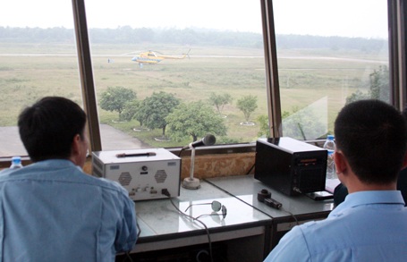 Trên đài quan sát, những chiếc trực thăng được theo dõi rất chặt.