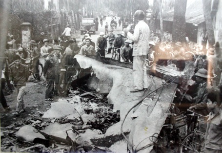 Xác máy bay B52 bị bắn rơi ở đường Hoàng Hoa Thám (Hà Nội) ngày 27/12/1972