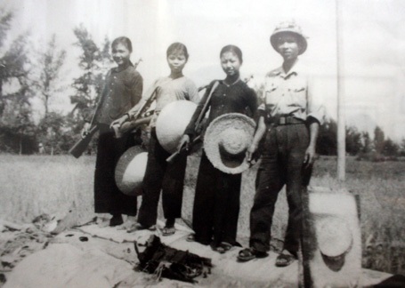 Bộ đội và dân quân tự vệ đứng trên xác máy bay B52 bị bắn rơi ở Hà Tây