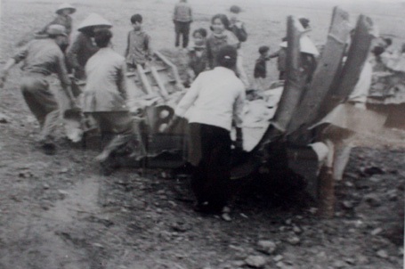 Dân quân tự vệ kéo xác máy bay B52 bị bắn rơi ở phố Trần Phú